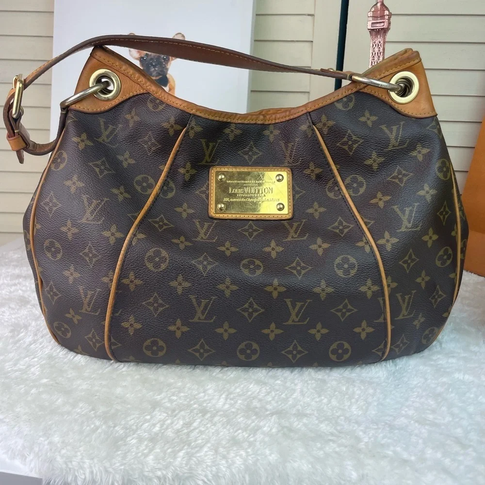 Louis Vuitton Galleria - Picture 2 of 16